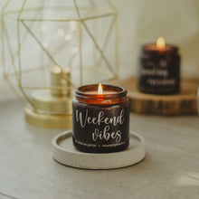 Kép betöltése a galériamegjelenítőbe: Weekend vibes - 100% natúr szójaviasz illatgyertya (ámbra)
